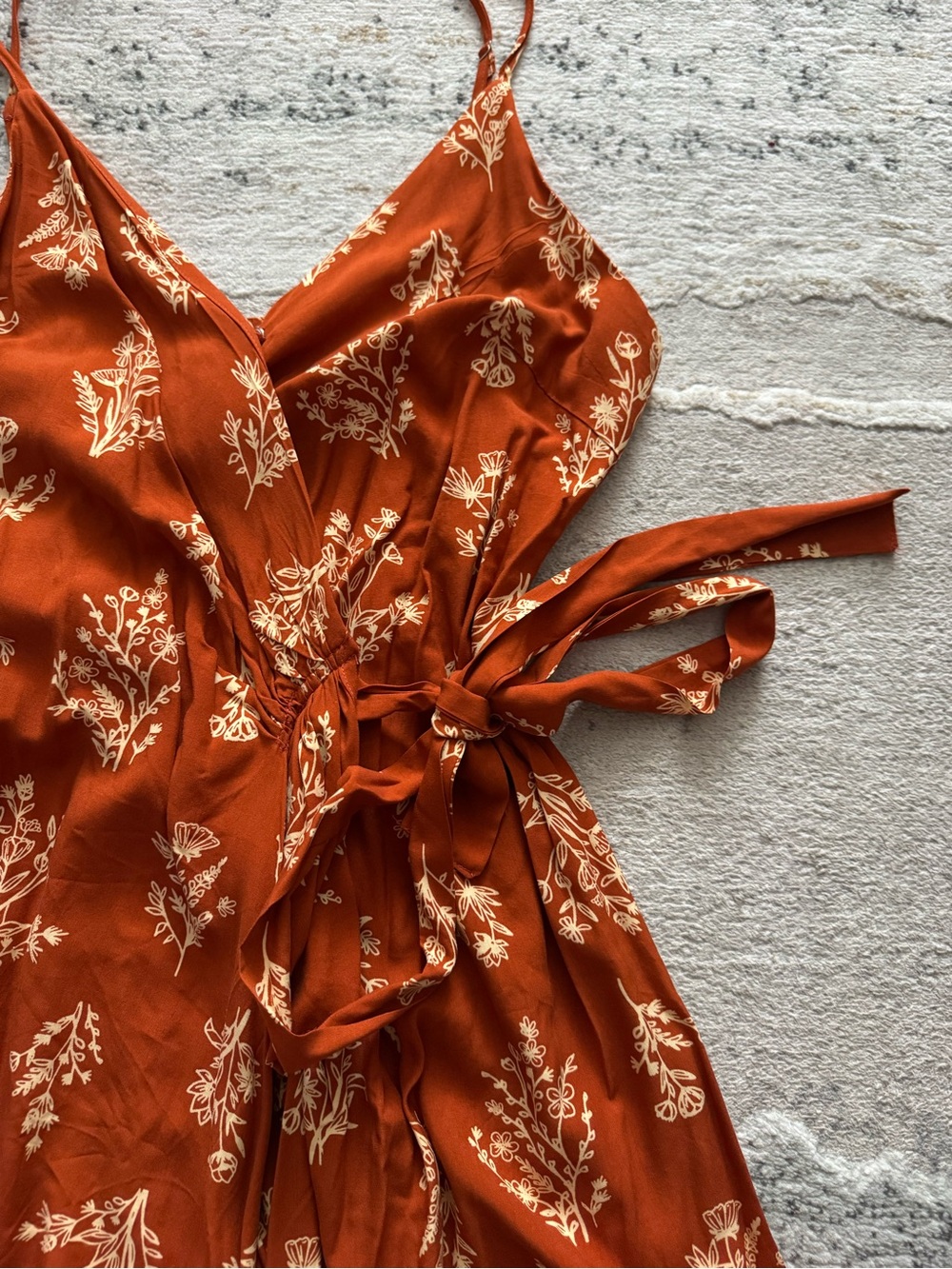 💕 🆕 Cupshe wrap mini dress in caramel brown and cream wildflowers print - Picture 6 of 14